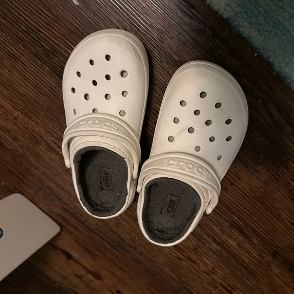 Big girl size 2 fuzzy white crocs - Picture 3 of 4